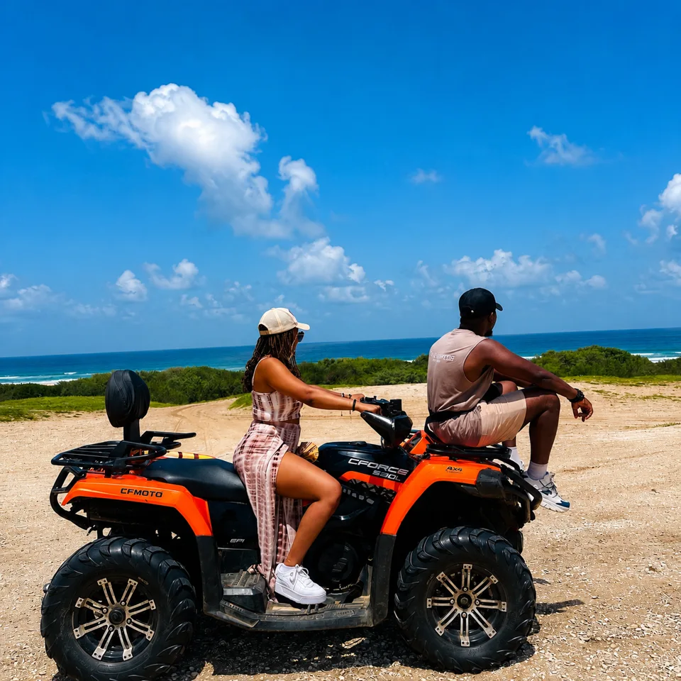 Deux visiteurs sur un quad, face à l’océan